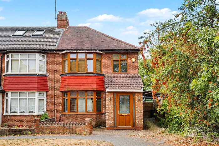 3 Bedroom Semi-Detached House For Sale In Bawtry Road, London, N20