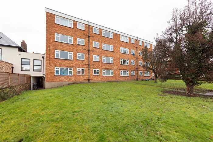 1 Bedroom Flat For Sale In Hainault Road, Leytonstone, E11