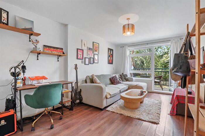 1 Bedroom Flat For Sale In Rose Way, Lewisham, SE12