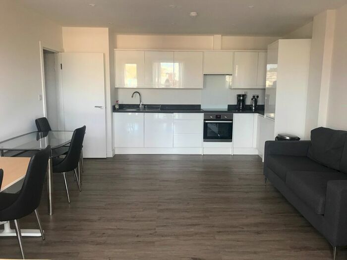 2 Bedroom Flat To Rent In Mitcham Road, London, SW17