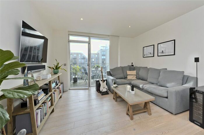 2 Bedroom Flat To Rent In West Row, London, Uk, W10