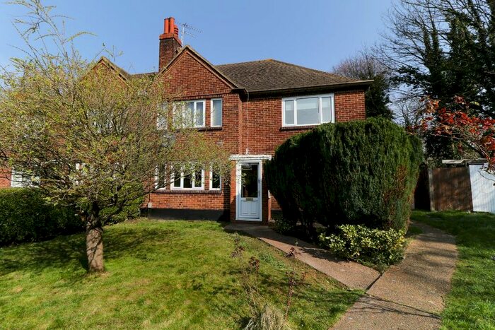 2 Bedroom Maisonette To Rent In Avon Close, Worcester Park, KT4