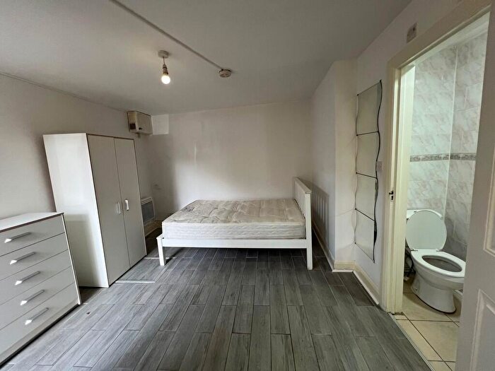Studio To Rent In West Green Road, London, N15