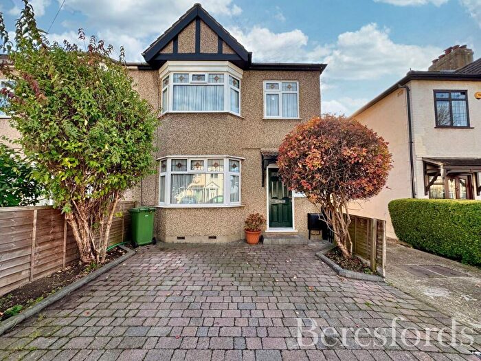 4 Bedroom End Of Terrace House For Sale In Bush Elms Road, Hornchurch, RM11