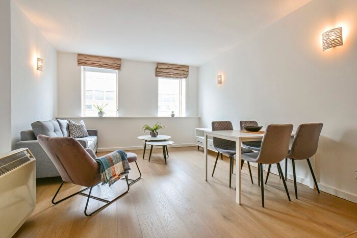 2 Bedroom Flat To Rent In South Parade, Leeds, LS1