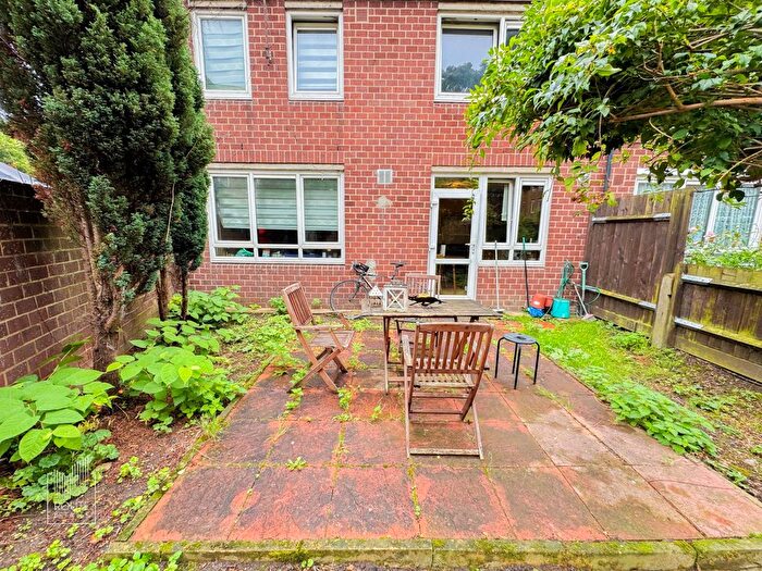 3 Bedroom Town House To Rent In Kirkland Walk, Hackney, E8