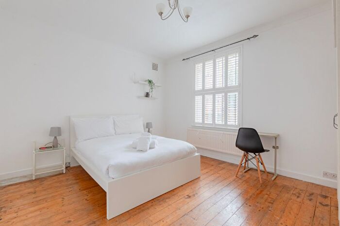 3 Bedroom Flat To Rent In Clapham Court, Kings Avenue, London, SW4