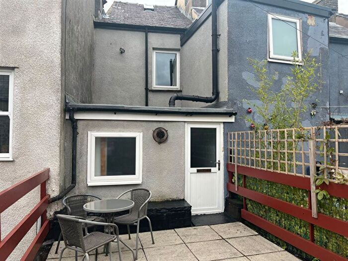 2 Bedroom Flat To Rent In High Street, Buxton, Derbyshire, SK17