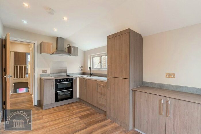 2 Bedroom Flat To Rent In High Road Leyton, London, E10