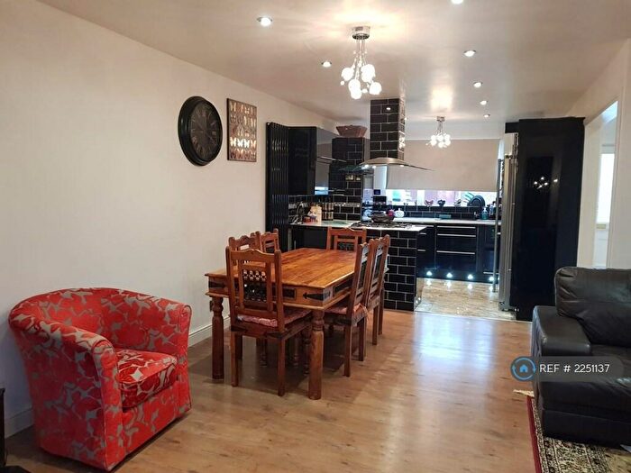 3 Bedroom End Of Terrace House To Rent In Greystoke Road, Slough, SL2