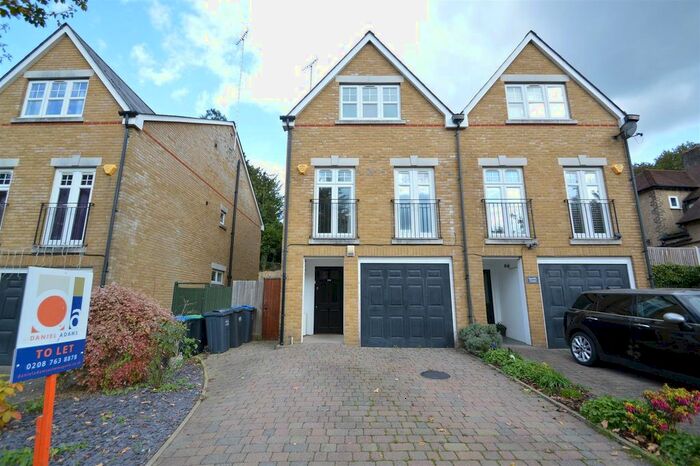 3 Bedroom Town House To Rent In Purley Oaks Road, Sanderstead, South Croydon, CR2