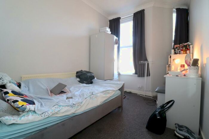 3 Bedroom Flat To Rent In Llanbleddian Gardens, Cathays, CF24