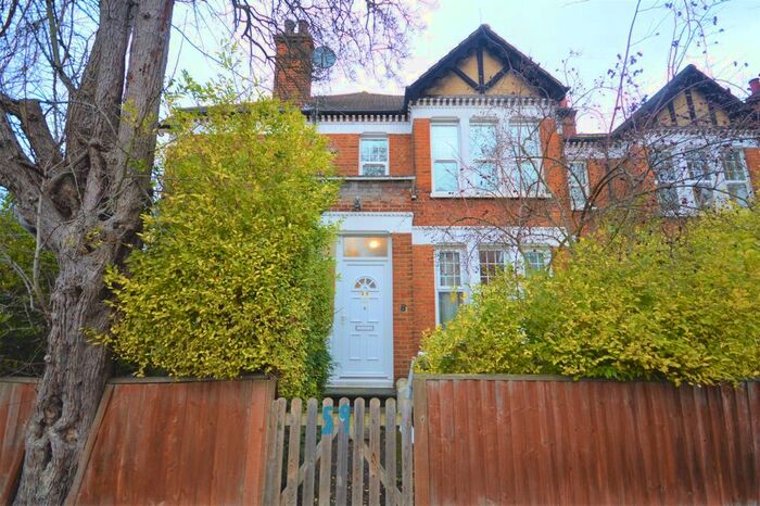 3 Bedroom Flat To Rent In Salford Road, London, SW2