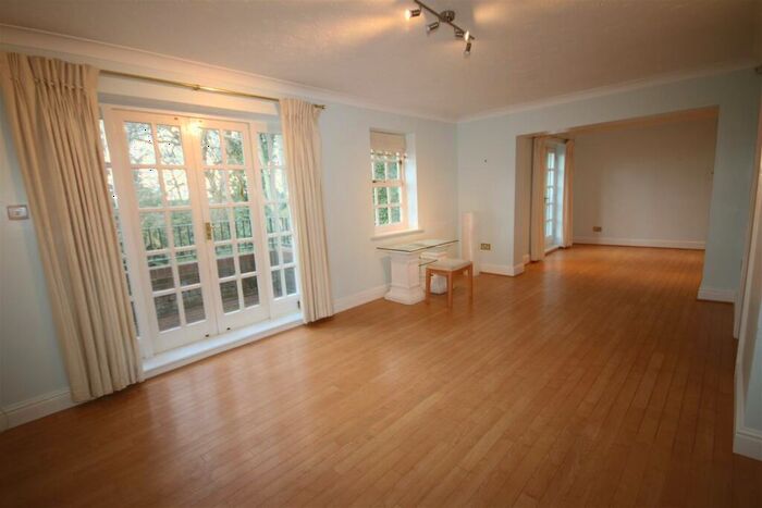 4 Bedroom Semi-Detached House To Rent In Lichfield Close, Cockfosters, EN4