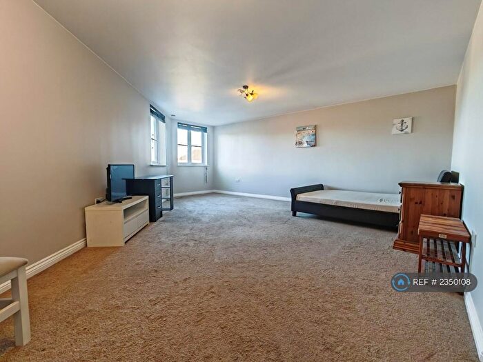 3 Bedroom Flat To Rent In Waterfall House, Swindon, SN3