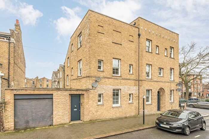 3 Bedroom Flat To Rent In Plato Road, London, SW2