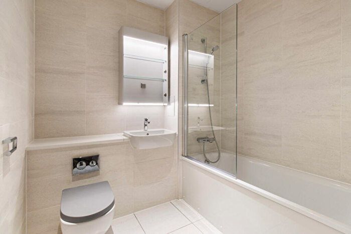 2 Bedroom Flat To Rent In Fizzy Ea A - Silvertown Way, London, E16