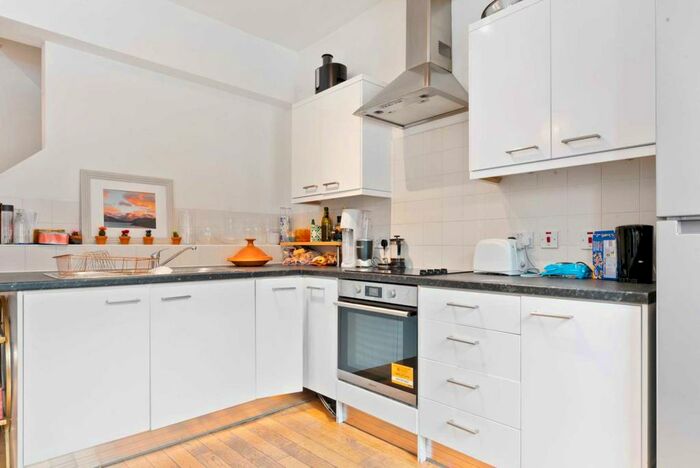 3 Bedroom Flat To Rent In Balham High Road, London, SW12