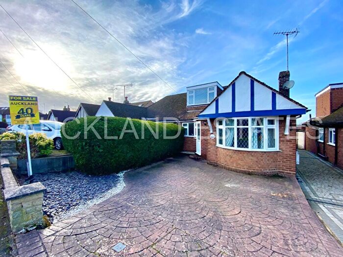 3 Bedroom Semi-Detached Bungalow For Sale In Oulton Crescent, Potters Bar, EN6