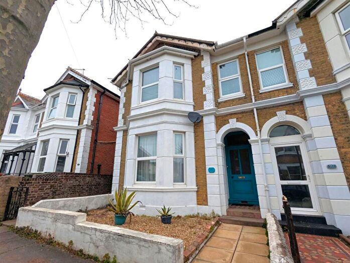 3 Bedroom Flat For Sale In Station Avenue, Sandown, PO36