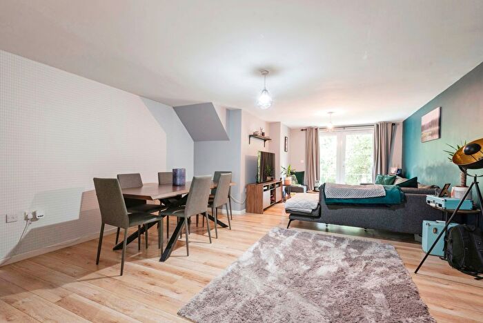2 Bedroom Flat For Sale In Grove Road, Hitchin, Hertfordshire, SG4