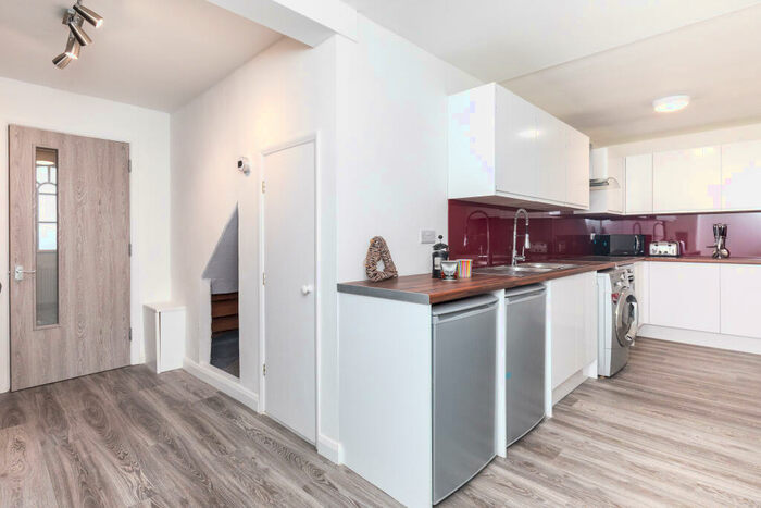 1 Bedroom House To Rent In Gossops Green, RH11