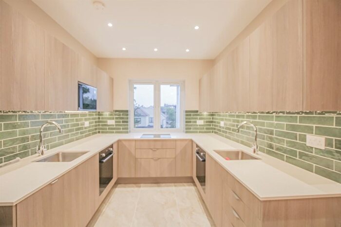 3 Bedroom Flat To Rent In Golders Manor Drive, Golders Green, NW11