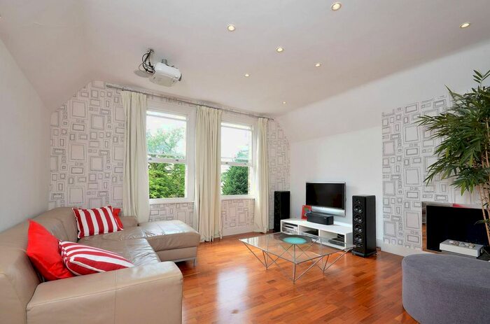 2 Bedroom Flat To Rent In The Avenue, Worcester Park, KT4