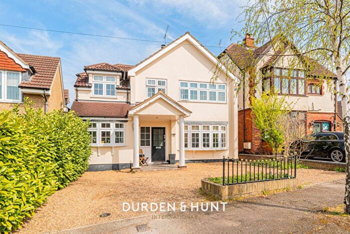 4 Bedroom Detached House For Sale In Wykeham Avenue, Hornchurch, RM11