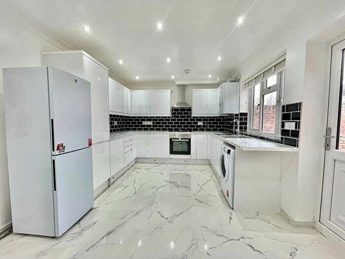 4 Bedroom House To Rent In Radlix Road, Leyton, E10