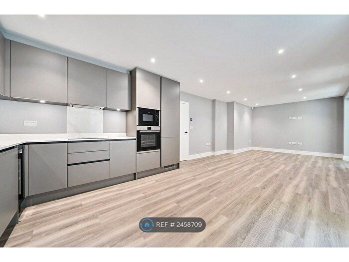 3 Bedroom Flat To Rent In Bromley Avenue, Bromley, BR1