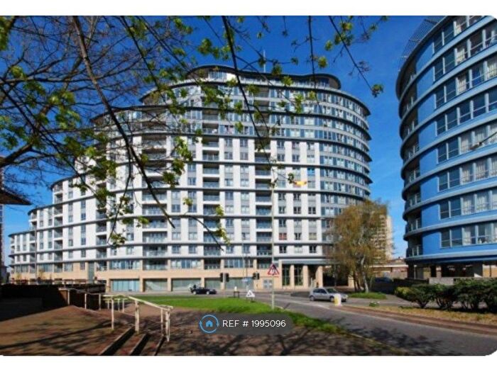 2 Bedroom Flat To Rent In Station Approach, Woking, GU22
