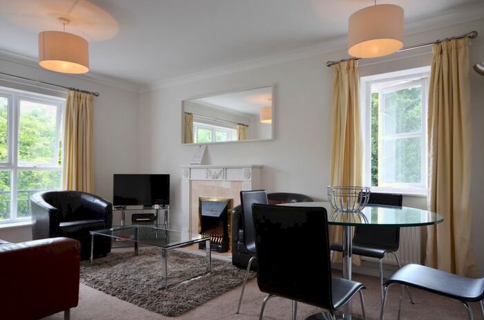 2 Bedroom Flat To Rent In Old Bracknell Lane East, Bracknell, RG12