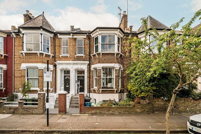 2 Bedroom Flat For Sale In Ickburgh Road, Clapton, E5
