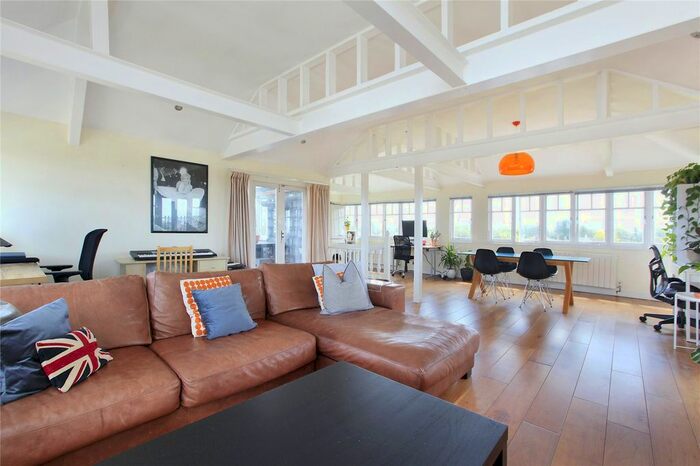 3 Bedroom Flat To Rent In Wandle Road, Wandsworth Common, London, SW17