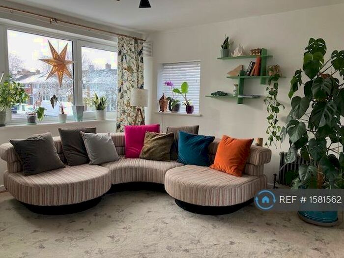 2 Bedroom Maisonette To Rent In Courtlands Avenue, London, SE12