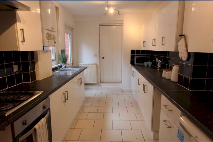 6 Bedroom Terraced House To Rent In Grange Avenue, Reading, Berkshire, RG6