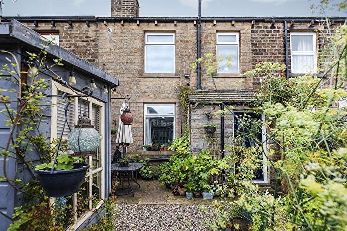 1 Bedroom Terraced House For Sale In Raw Nook Road, Salendine Nook, Huddersfield, HD3