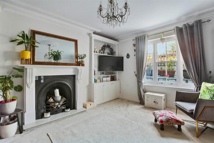 2 Bedroom Flat For Sale In Highgate West Hill, Highgate, N6