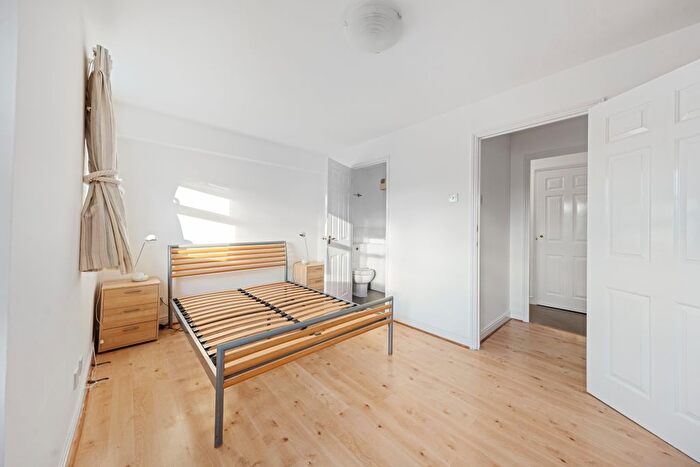 2 Bedroom Flat For Sale In Glaisher Street, London, SE8