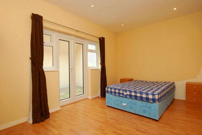 2 Bedroom Flat To Rent In Yukon Road, Balham, London, SW12