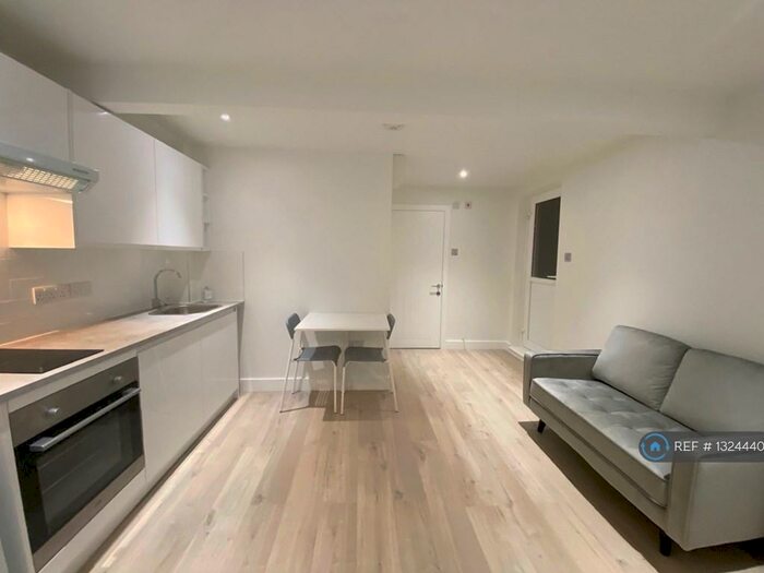 Studio To Rent In Worcester Park, Worcester Park, KT4