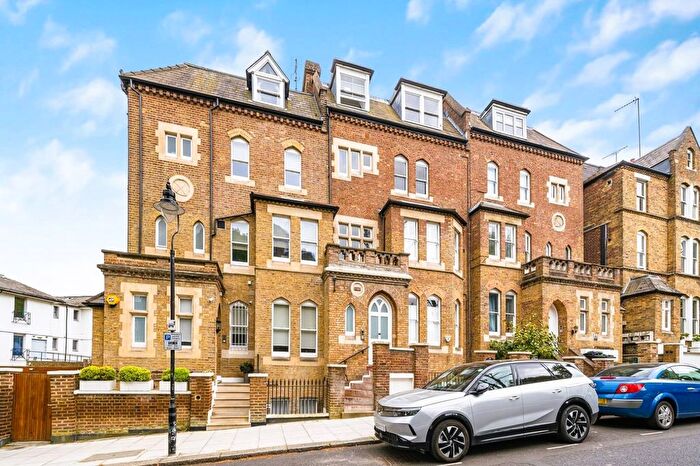 2 Bedroom Flat For Sale In Lyndhurst Road, Hampstead, London, NW3