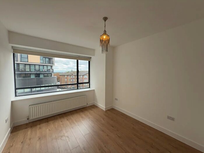 3 Bedroom Flat To Rent In Ballards Lane, London, N12