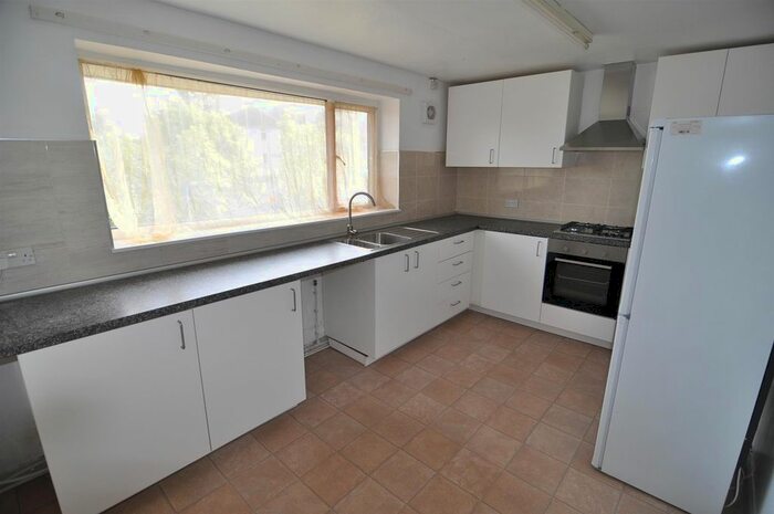 2 Bedroom Flat To Rent In Aireville Rise, Frizinghall, Bradford BD9