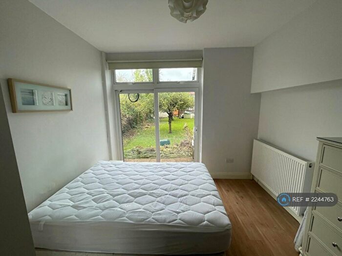 Studio To Rent In Wycombe Gardens, London, NW11