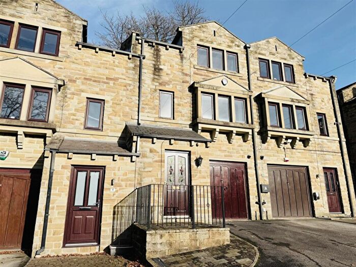 3 Bedroom Town House For Sale In Springfield Lane, Kirkburton, Huddersfield, HD8