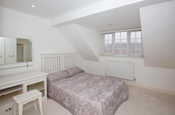 1 Bedroom Apartment For Sale In Park Mount, Harpenden, Hertfordshire, AL5