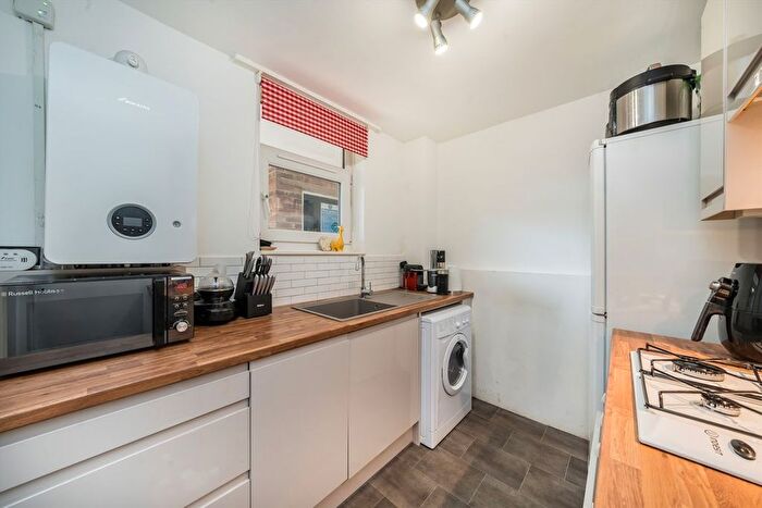 1 Bedroom Flat To Rent In Willow Tree Close, Earlsfield, SW18