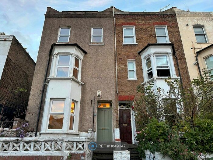 5 Bedroom Semi-Detached House To Rent In Brookhill Road, London, SE18